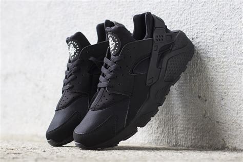 nike schwarz woman|nike huarache shoes women.